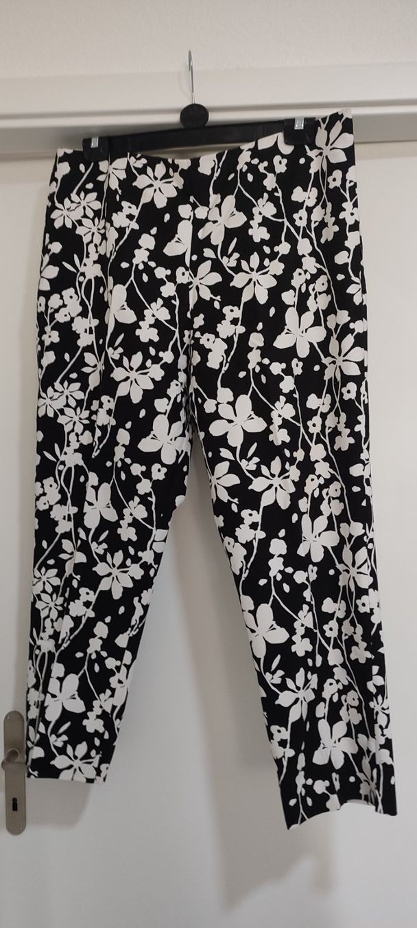 Hosen: Pantalon court d'été noir et blanc – Neu (gemäss Beschreibung) aus St-Cergue von Neviana