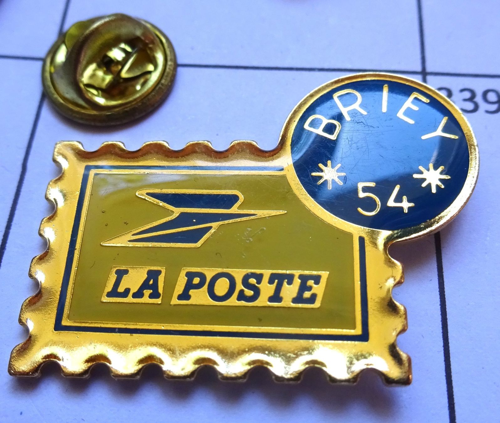 Plaketten & Abzeichen: Pin LA POSTE  Briey  54 – Gebraucht aus Utzenstorf von BUtter81