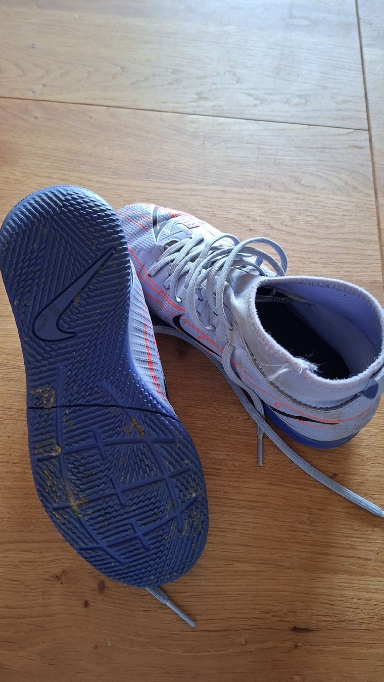 Nike Schuhe für Jungen: Nike Fussballschuh Gr. 35 – Gebraucht aus Safnern von Brionne 1
