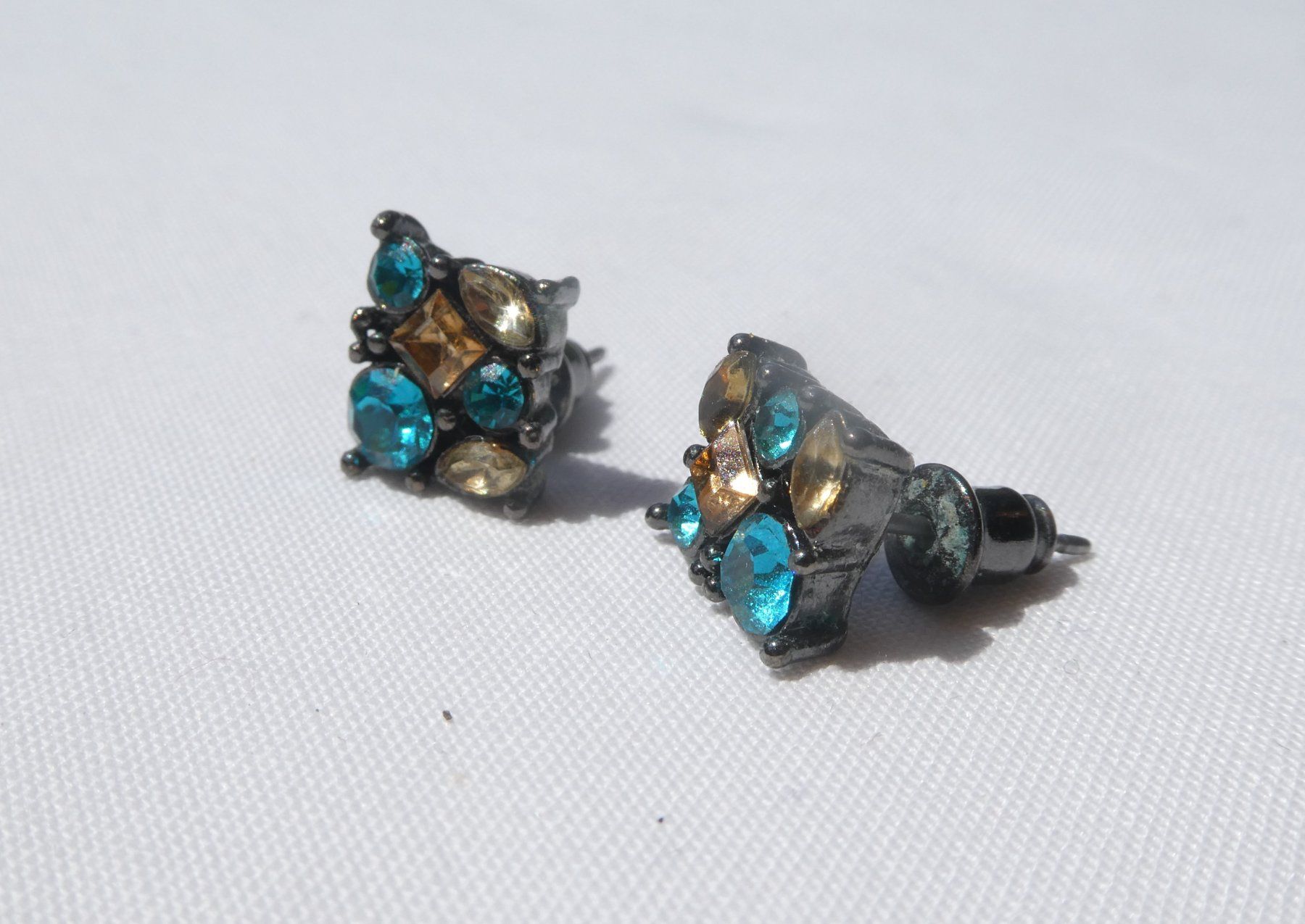 Ohrringe & -stecker: Ohrstecker mit bunten Strasssteinen, Modeschmuck – Gebraucht aus Gattikon von kaandooh 1