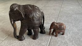 Statuettes d'éléphants d'Asie en bois