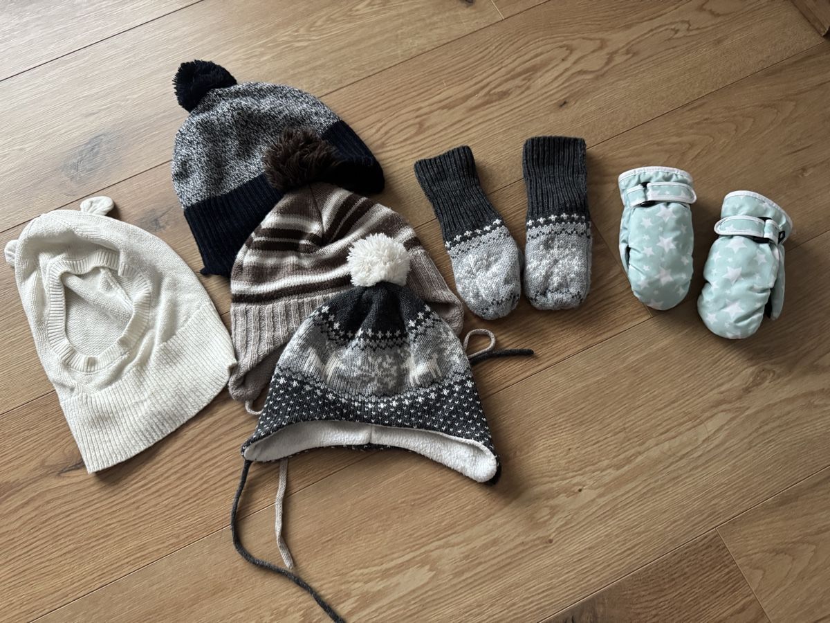 Kleiderpakete & -sets: Wintermützen und Handschuhe Gr. 74/80 – Gebraucht aus Schinznach Dorf von meee_l