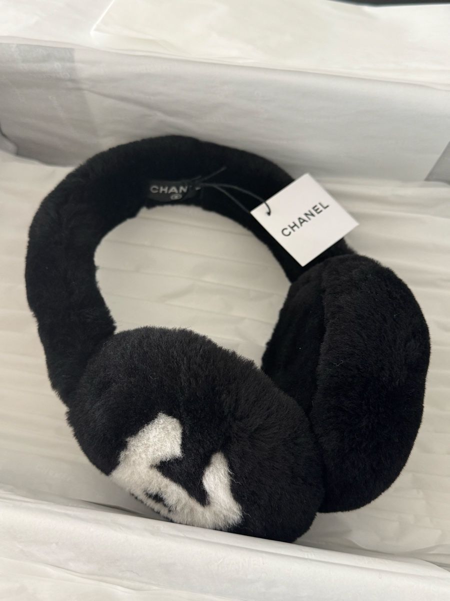 Chanel Copricapi, berretti & cappellini: Chanel Earmuffs CC black ivory NEW – Nuovo e nell'imballaggio originale da Wädenswil venduto da Isa_belle28 1