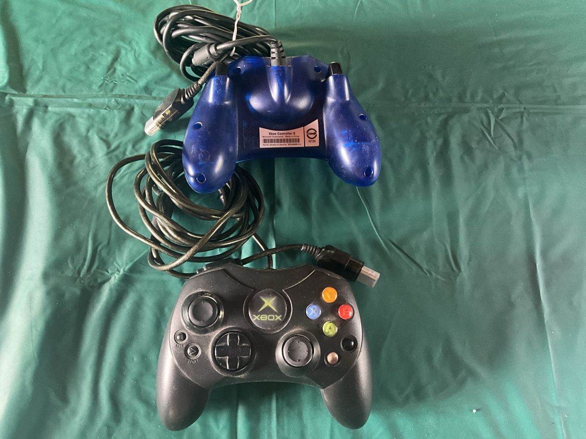 Microsoft Manettes: 2× Controller S Original X Box schwarz&blau – D'occasion à Berneck par deepdriller