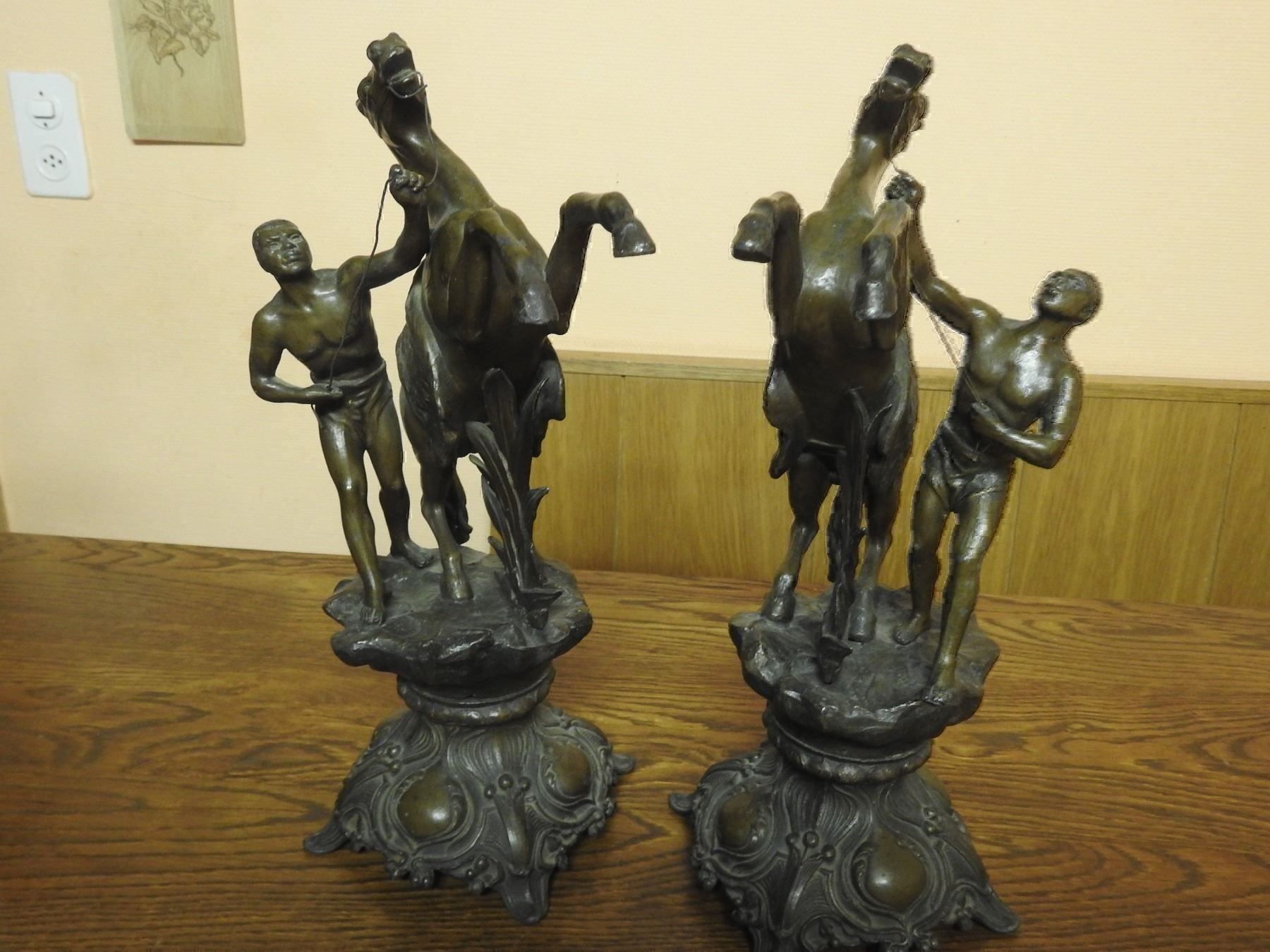 Sculture & Statue: 2 MAJESTUEUSES SCENES HIPPIQUES – Usato da L'Auberson venduto da VR4Z1990A