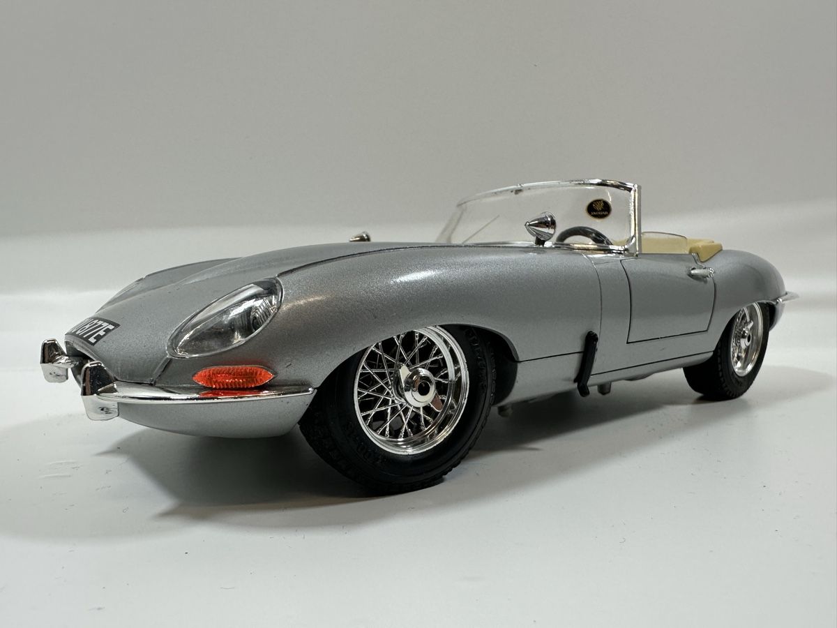 Bburago Modellini d'auto: 1961 Jagaur E Type Cabriolet 1:18, silbrig, BBURAGO – Usato da Zofingen venduto da rf9_x2xt