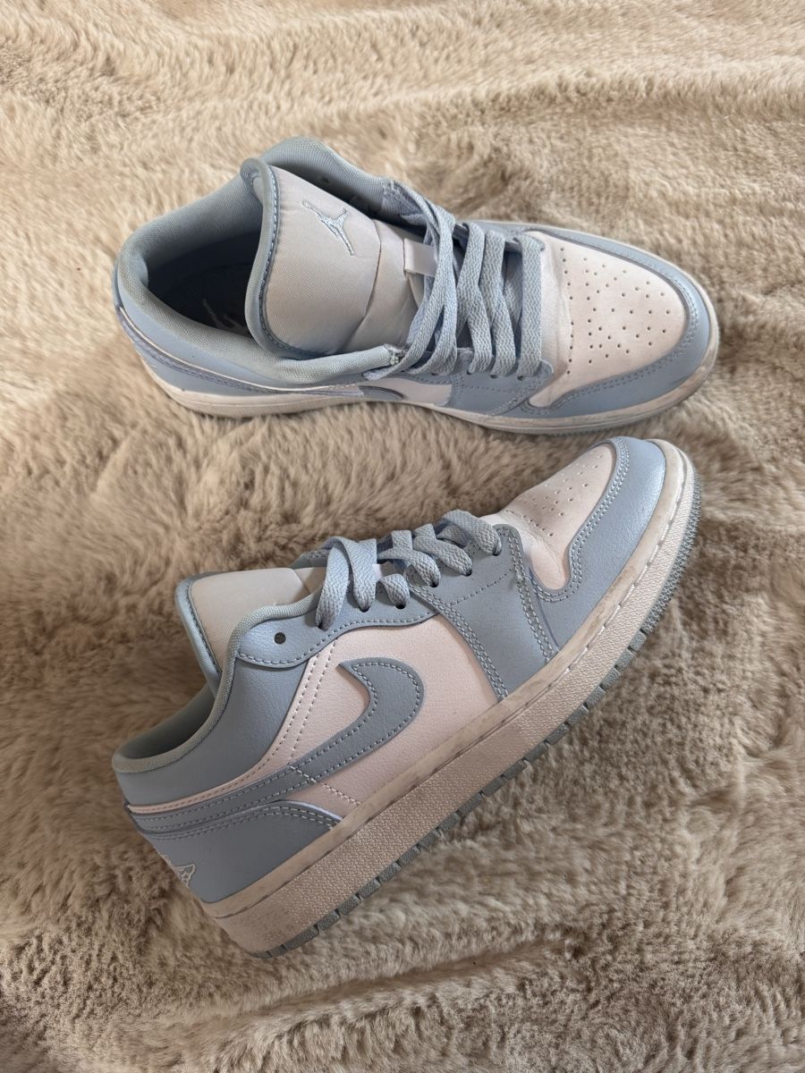 Jordan Scarpe da donna: Nike Air Jordan 1 White Ice Blue – Usato da Netstal venduto da Djukaxgajic01