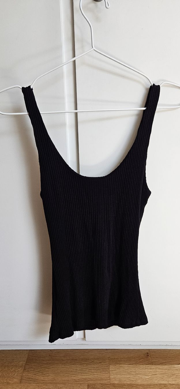 H&M Top: H&M Top Grösse S schwarz gerippt – Usato da Rombach venduto da ThriftBetter 1