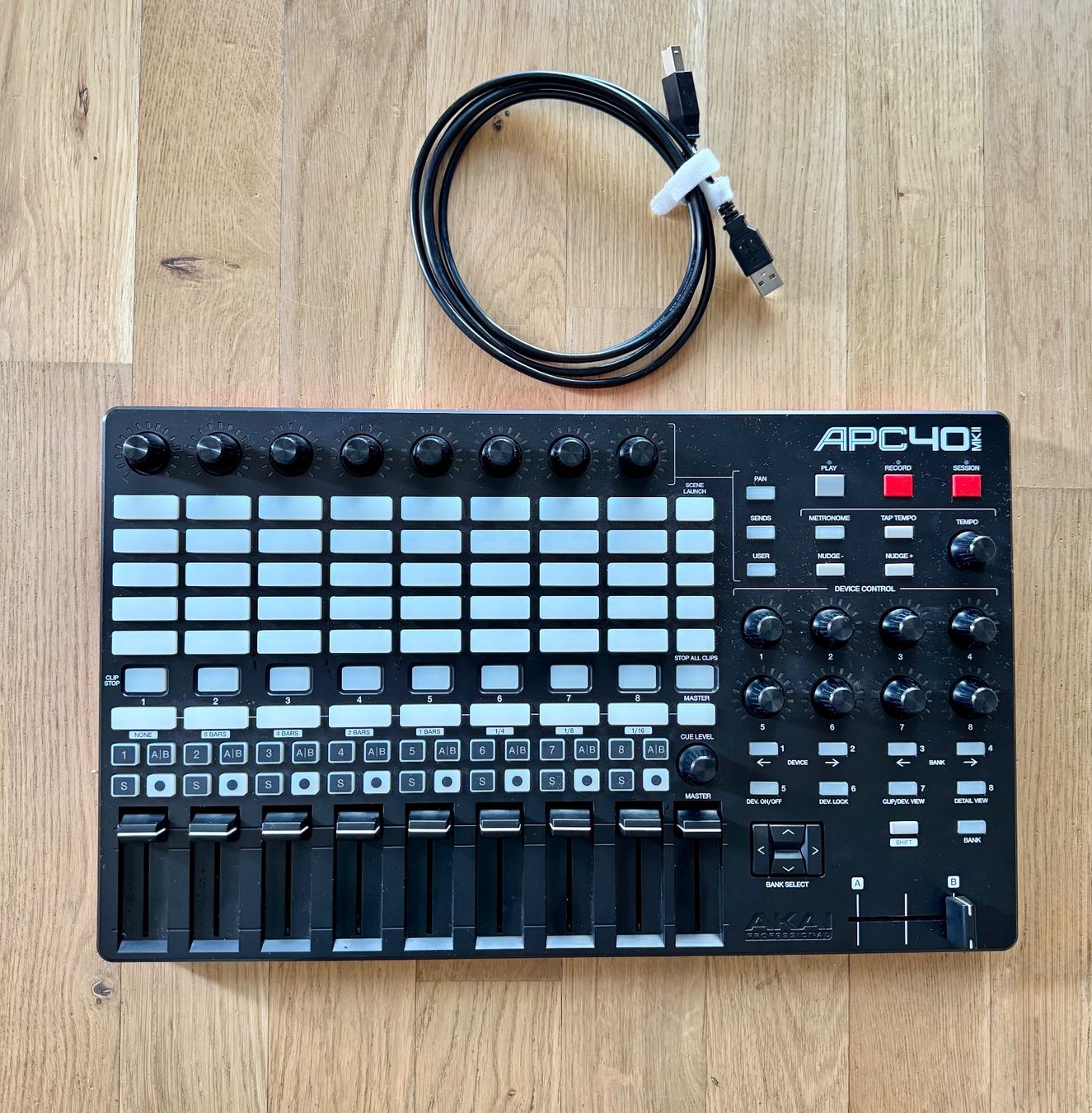 Akai Strumenti musicali: Akai APC40 MKII, MIDI Controller inkl. USB Kabel – Nuovo (secondo la descrizione) da Zürich venduto da synthini