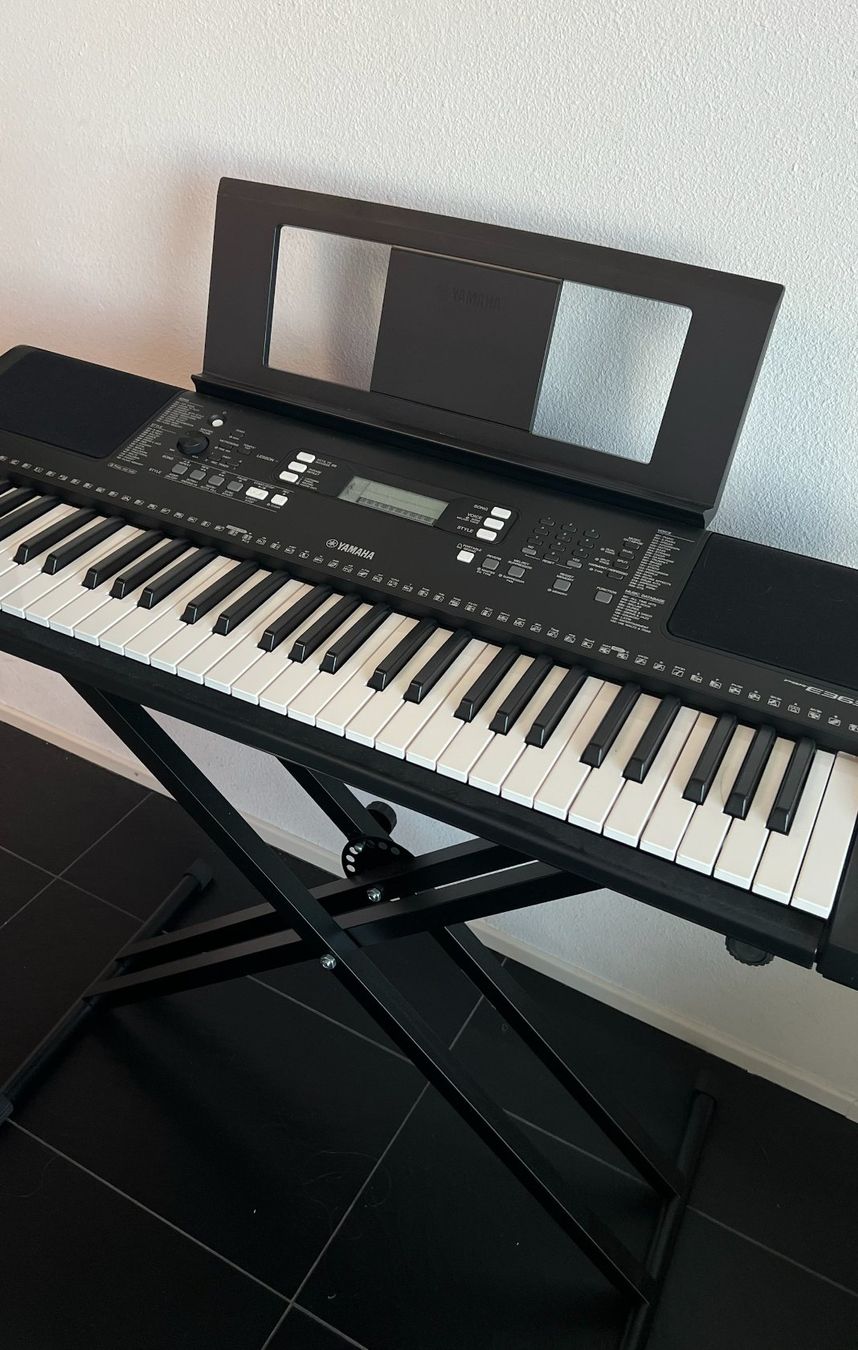 Strumenti musicali: Piano Yamaha PSR-E363 avec support de clavier – Usato da Denges venduto da Alainh7