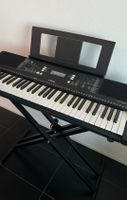 Piano Yamaha PSR-E363 avec support de clavier