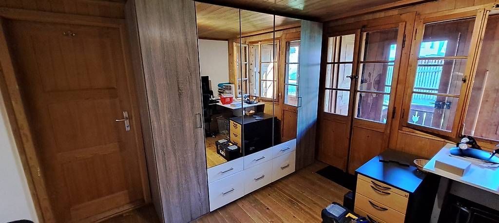 Schränke: Geräumiger Kleiderschrank – Gebraucht aus Aeschiried von sevenline