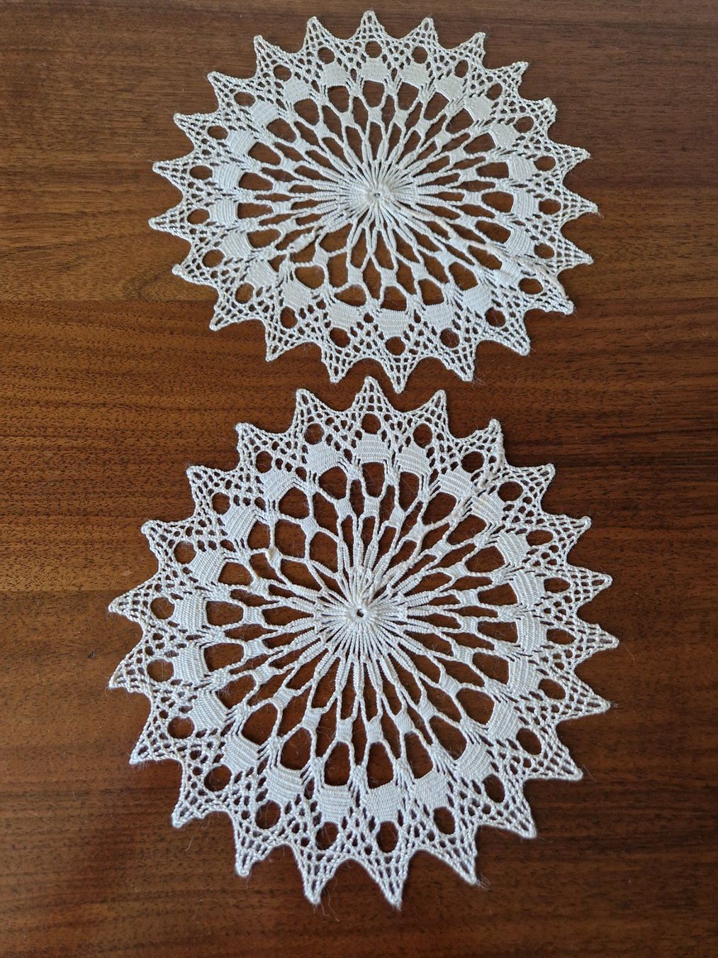 Autre linge de table: 2er Set gehäkelte Deckchen Dm. 21cm – Neuf (Voir description) à Bern par Antikbatik 2