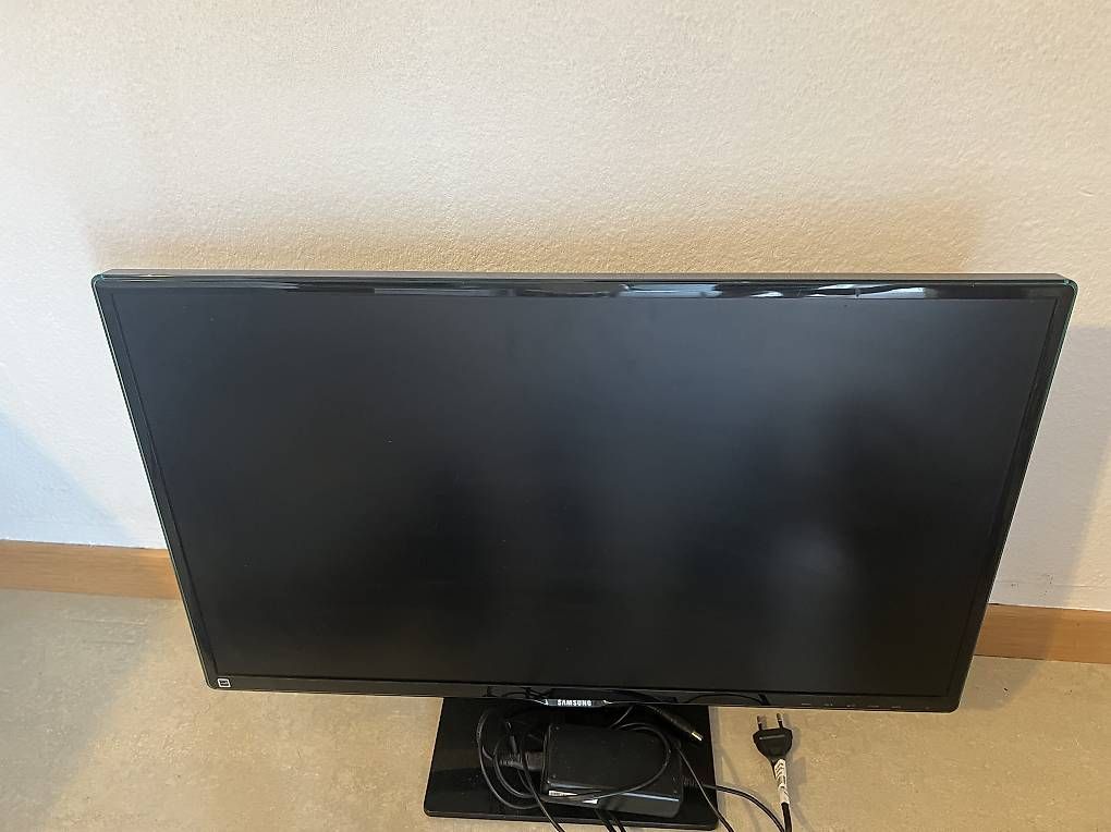 Monitor: samsung monitor – Usato da Dietikon venduto da Samiii94 3