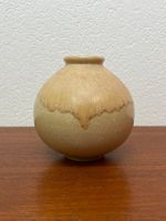 Formschöne Keramik Vase handgedreht beige Glasur vintage