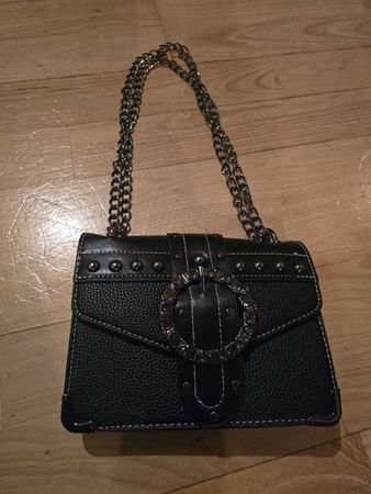 Schwarze Handtasche mit Kette, neuwertig & modisch!