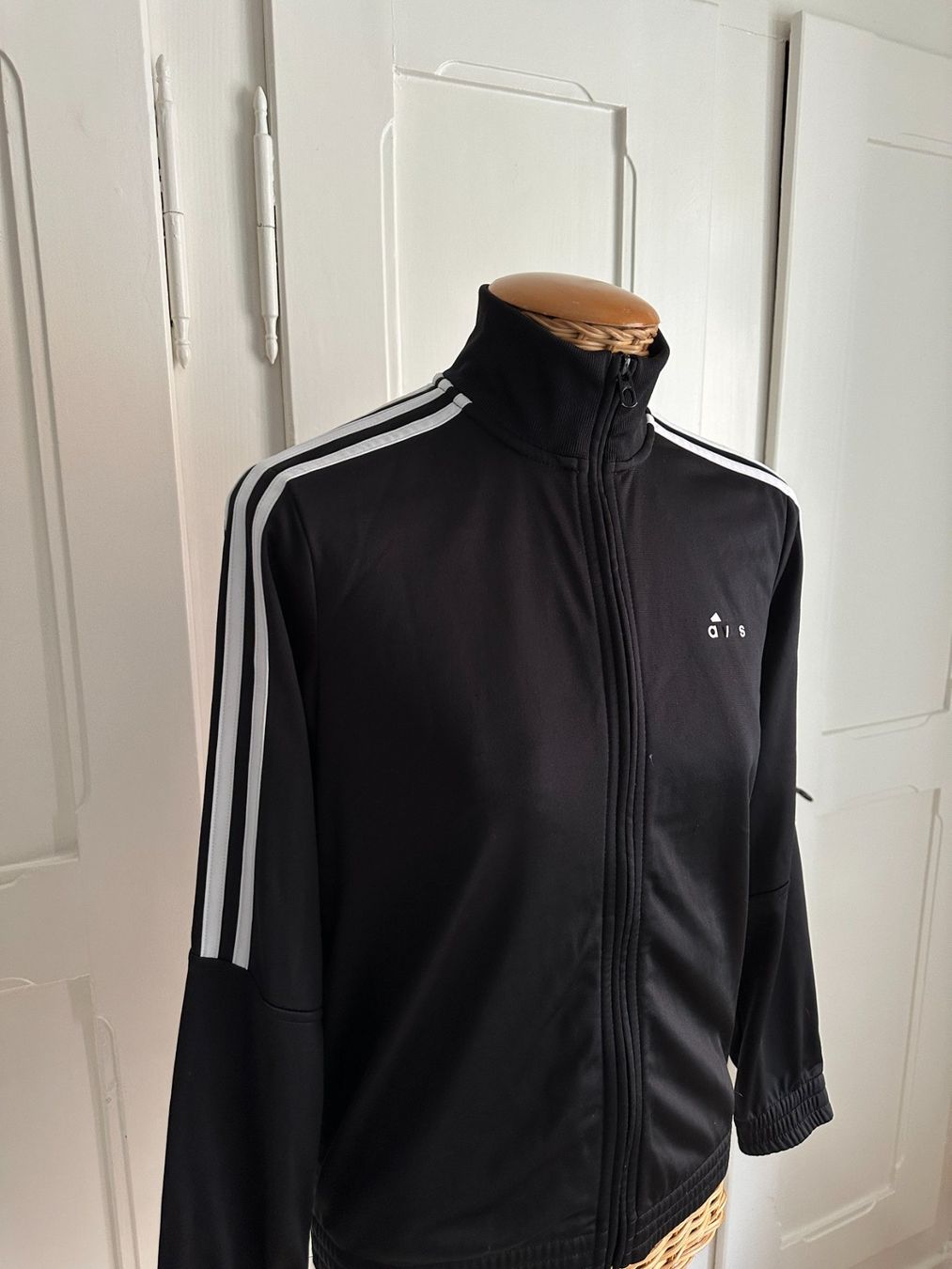 Adidas Giacche & Cappotti: ADIDAS - Kids Trainerjacke schwarz 152 – Usato da Zürich venduto da Diazaio 1