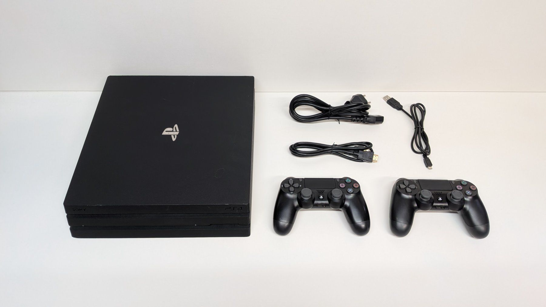 Sony Console: PlayStation 4 Pro mit 2 Controller – Usato da Menziken venduto da mame18