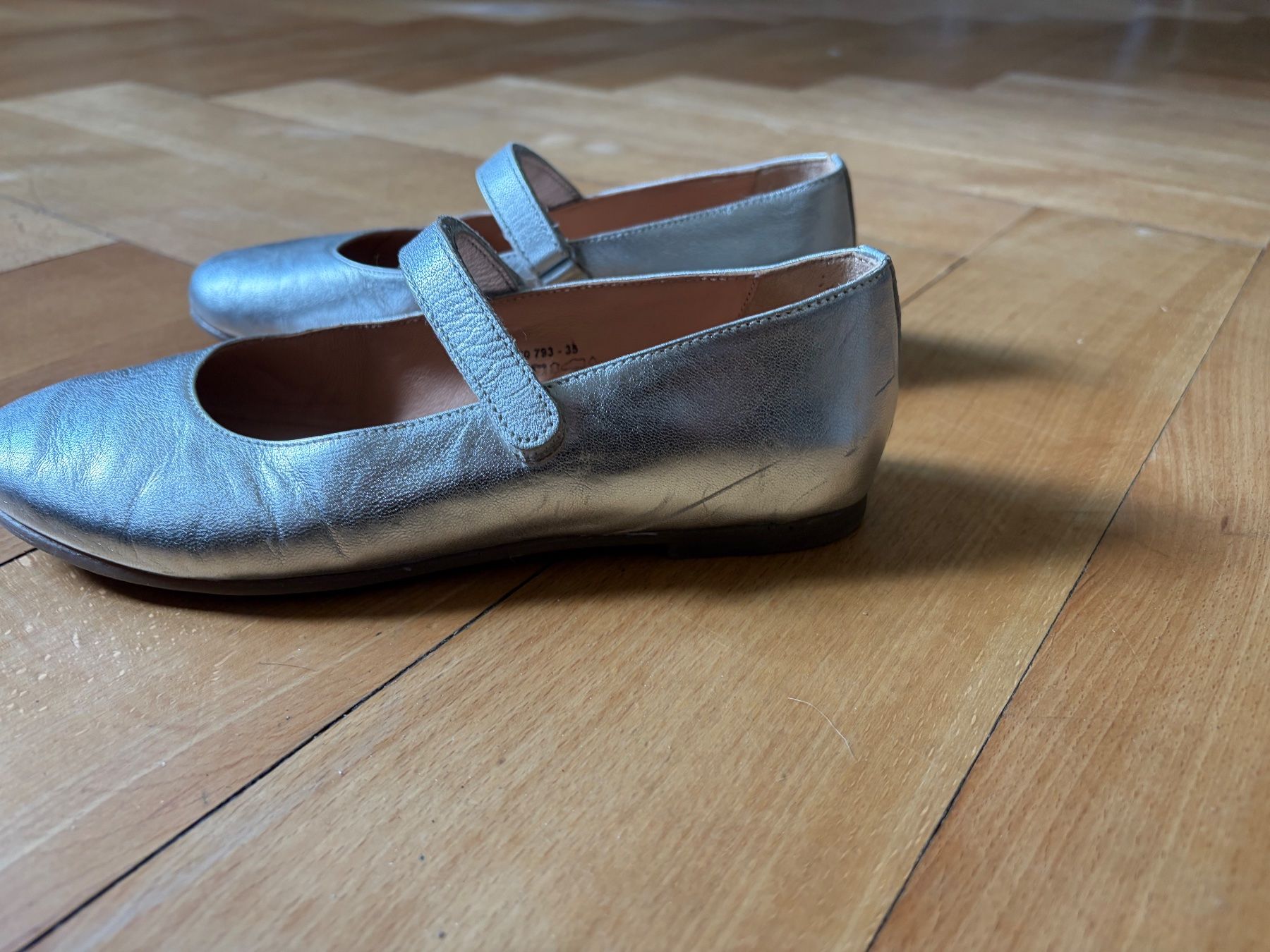 Scarpe per ragazze: Silberne Mädchen Schuhe Gr.35 von Varese – Usato da Luzern venduto da Doncorleone 2