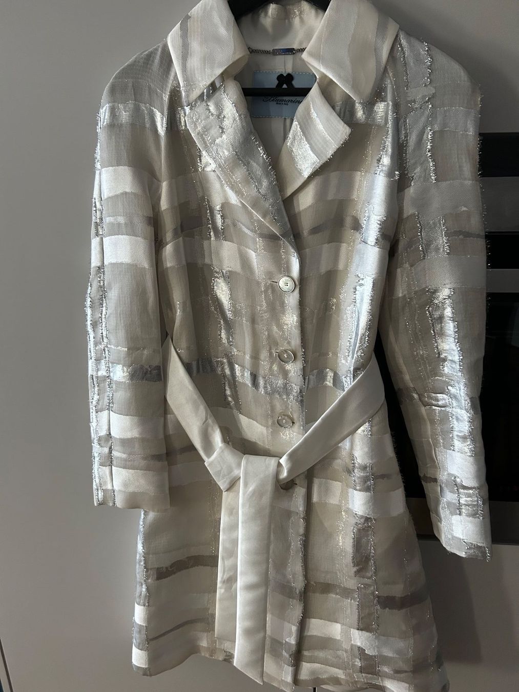 Mäntel: Silk silver/white trench coat by Blumarine – Gebraucht aus Biel/Bienne von zit_v5yc