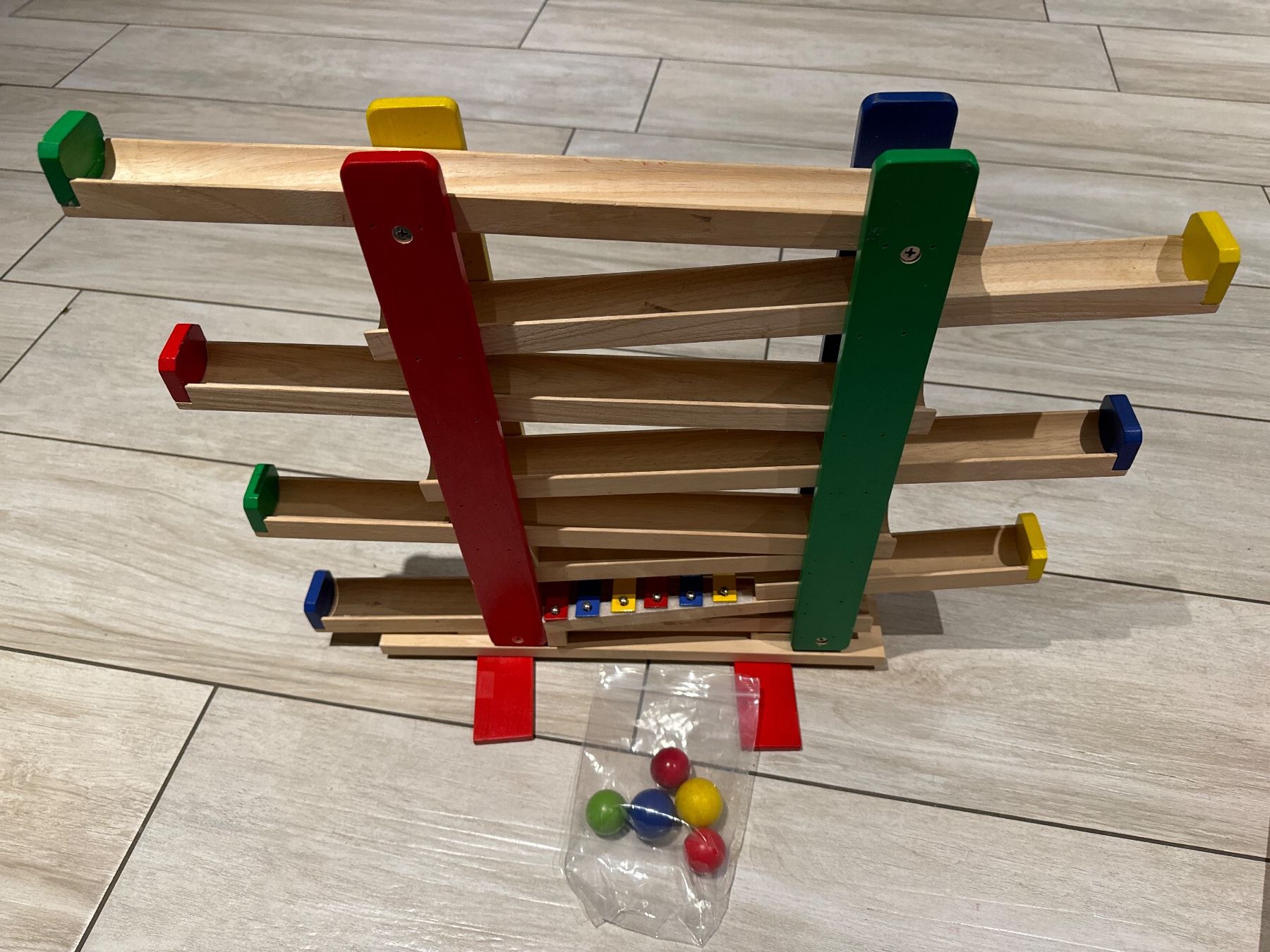 Spielzeuge: Holz Kugelbahn mit Xylophon – Gebraucht aus Gelterkinden von Familienferien 3