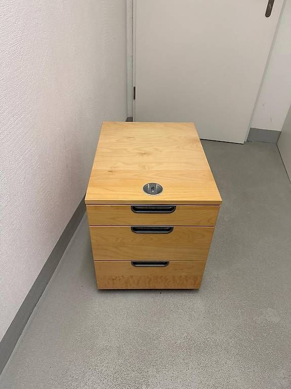 Tables: Unterstelltisch mit Code – D'occasion à Veltheim AG par mir_27xc 1