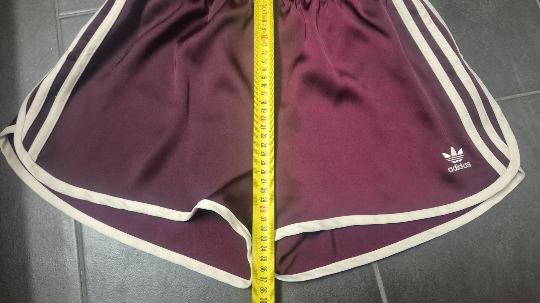Adidas Pantaloni: Adidas burgundy shorts size S – Usato da Zürich venduto da monadiederich 3