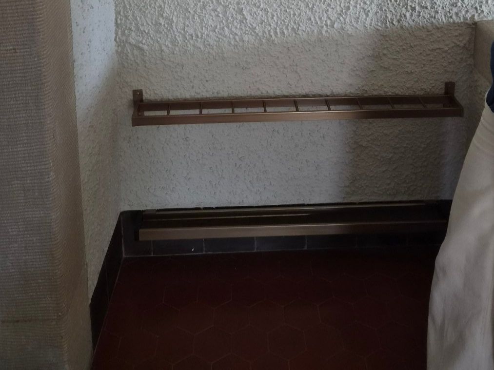 Garderobe: Eleganter Schirmständer aus Messing mit Tropfbrett – Gebraucht aus Wallisellen von Susanna2598