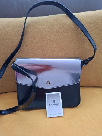 Sac bandoulière Navyboot cuir noir laqué et argenté femme