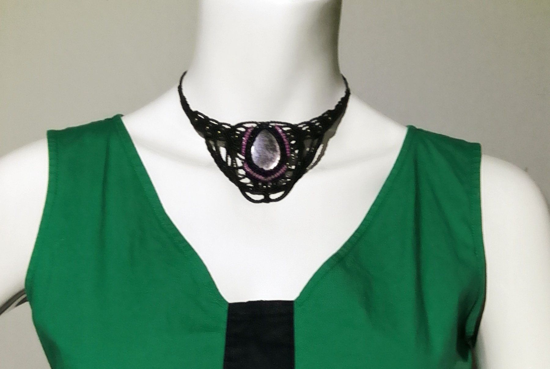 Catenine: Handgemachte Makramee Kette / Collier mit Hypersthen – Nuovo (secondo la descrizione) da Pfäffikon ZH venduto da Emporos_42 1