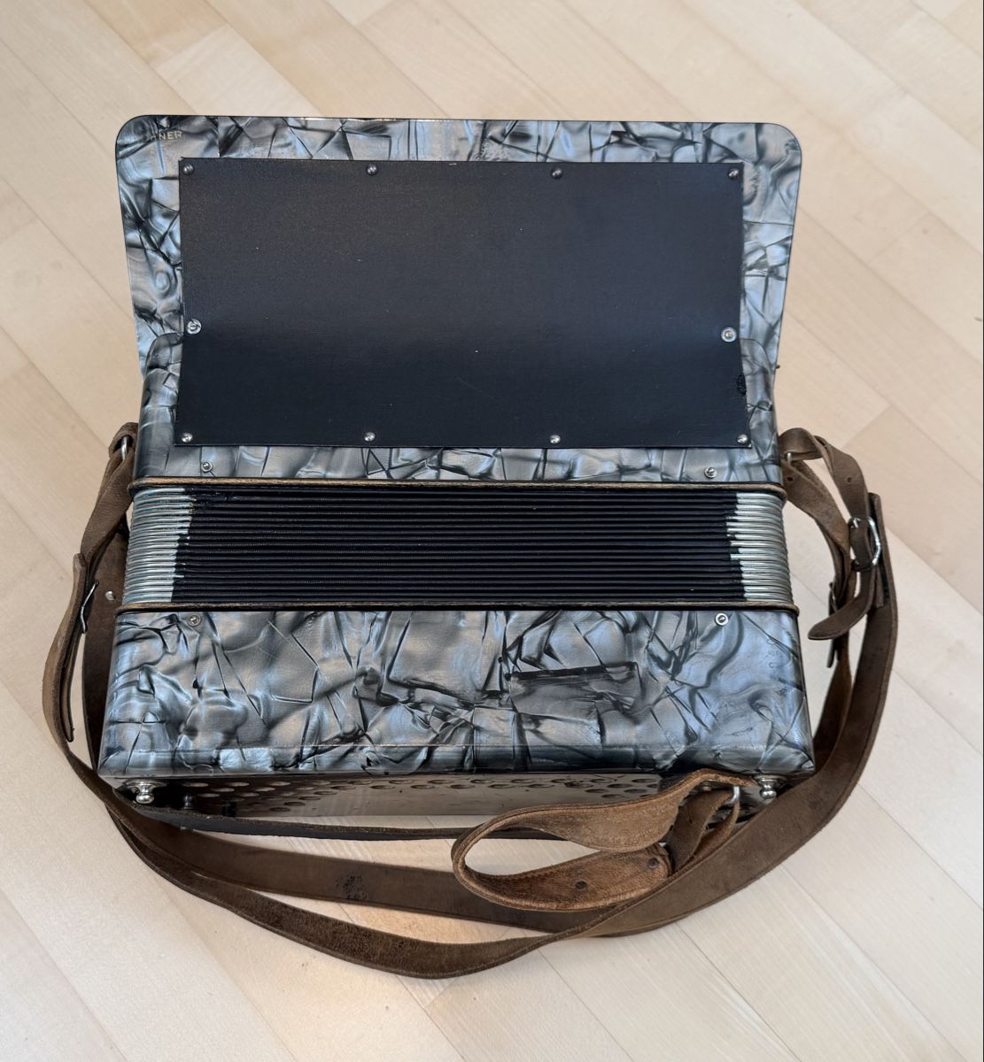 Hohner Strumenti musicali: Handorgel Akkordeon HOHNER – Usato da Walkringen venduto da Flyover 4