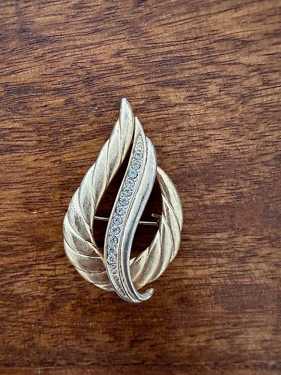 Broschen & Nadeln: Brosche vergoldet mit Steinchen (Modeschmuck) – Gebraucht aus Rothenburg von wer_g9fd