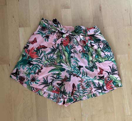 Sommerliche Shorts mit tropischem Muster, Grösse 40, wie neu