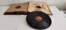 Sammlung von 12 Schellack-Schallplatten 78RPM 30cm im Album