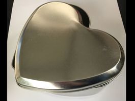 Guetslibüchse in Herzform aus Metall / NEU