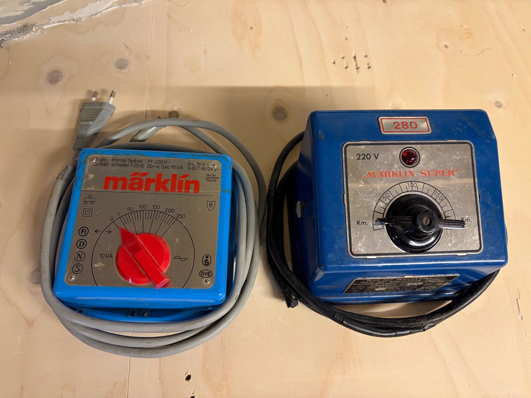 Märklin Modelleisenbahnen: Märklin Trafo 2Stk. – Defekt aus Spiez von mischu_92