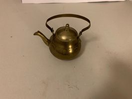 Spielzeug-Teekanne aus Messing mit Tasse.