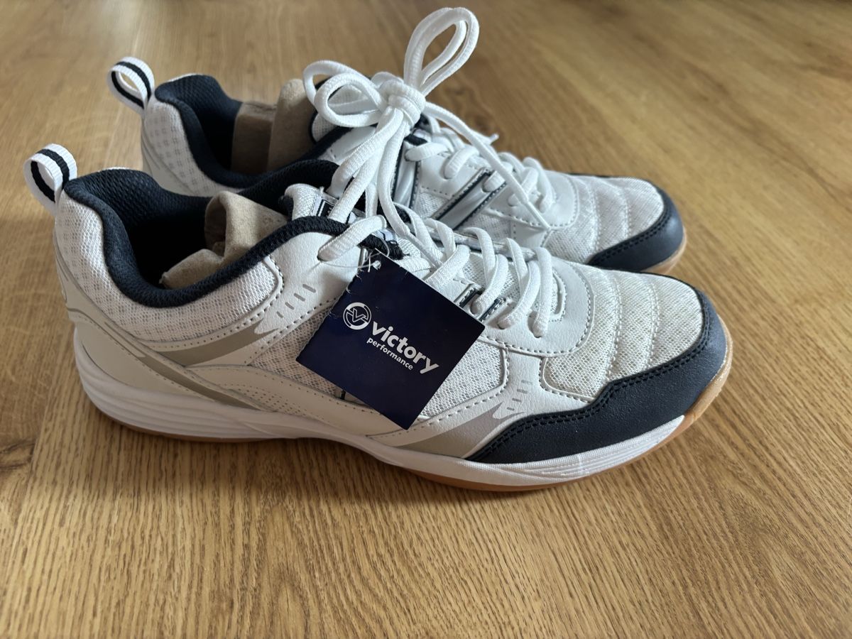 Victory Herrenschuhe: Hallenschuhe Grösse 42 Neu – Neu und originalverpackt aus Kirchberg SG von lar_8mw6 1