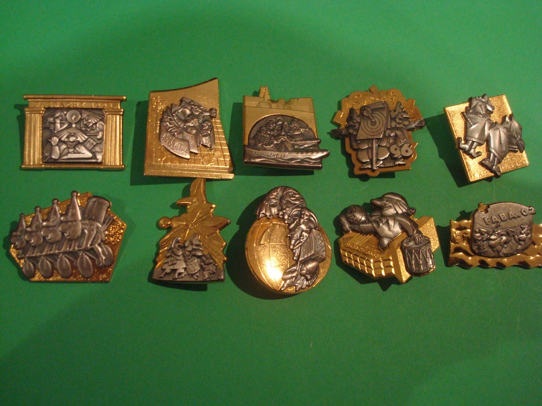Plaketten & Abzeichen: Plakette Gold 1993 bis 2002 – Gebraucht aus Riehen von Baerewaegli