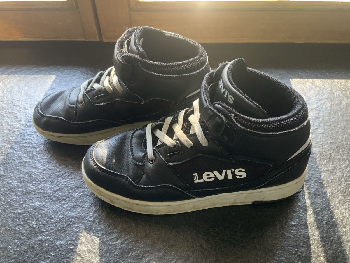 Levi's Scarpe da uomo: Levi's Schuhe, Grösse 32 Schwarz, – Usato da Widnau venduto da Como2006