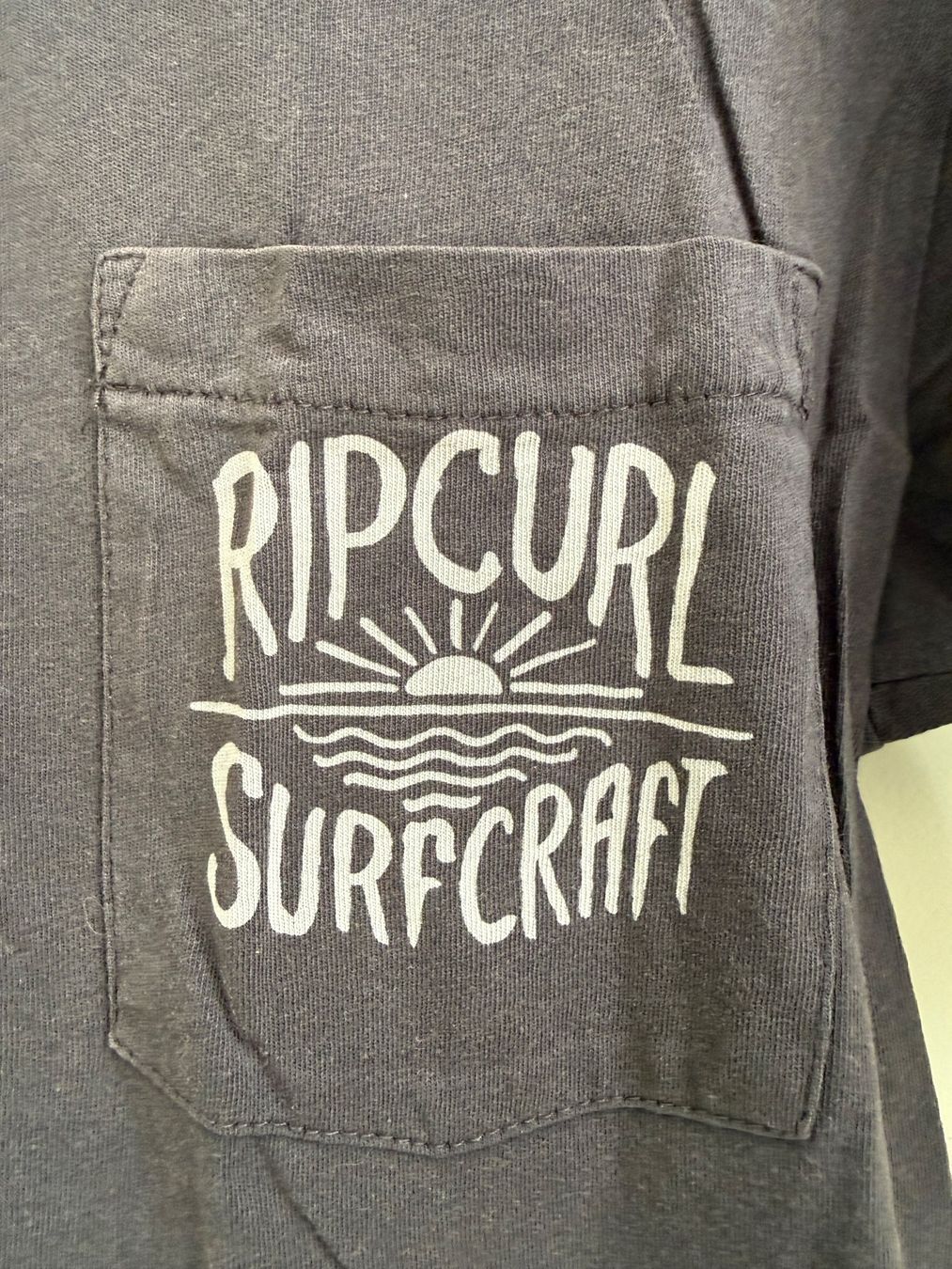 Rip Curl T-Shirts: Tshirt Ripcurl mit Backprint und Brusttasche, regular fit L – Gebraucht aus Uettligen von Leoniexx 1