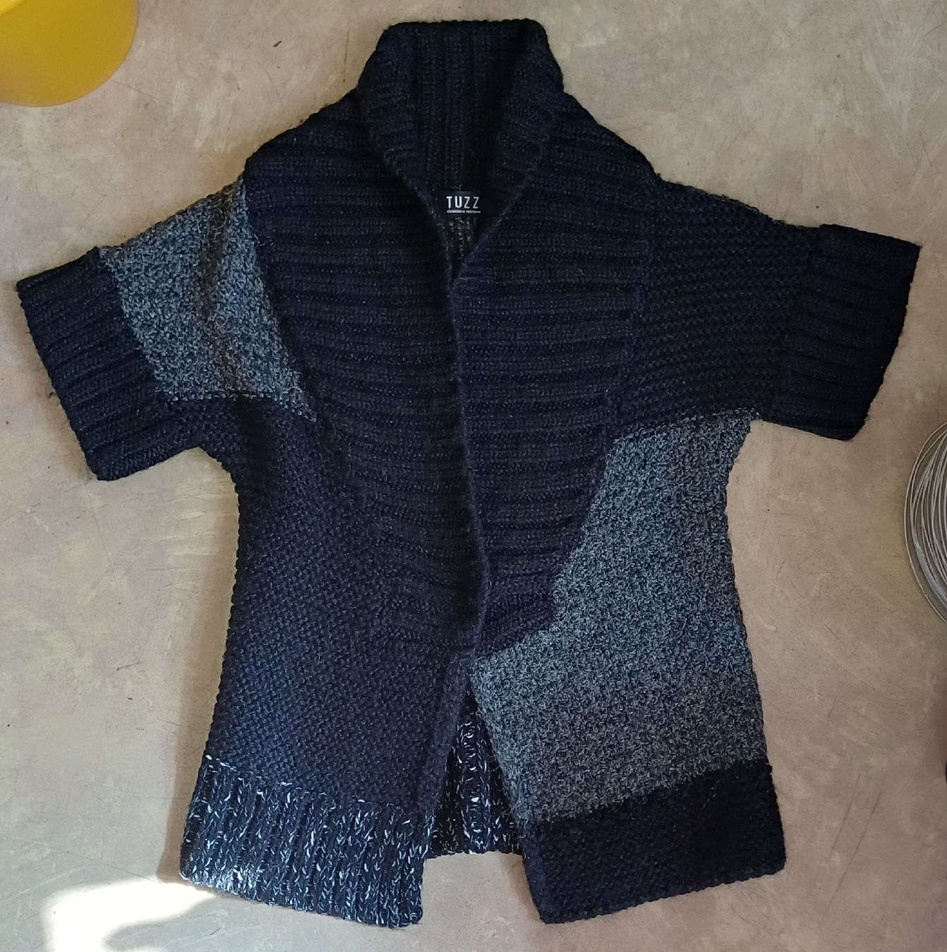 Giacche: Tuzzi schwarz/ grau Strickjacke im 38 – Usato da Merenschwand venduto da Brockinell
