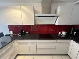 Moderne Einbauküche mit Granitabdeckung & Geräten