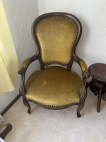 Fauteuil ancien en velours moutarde - charme rétro garanti!