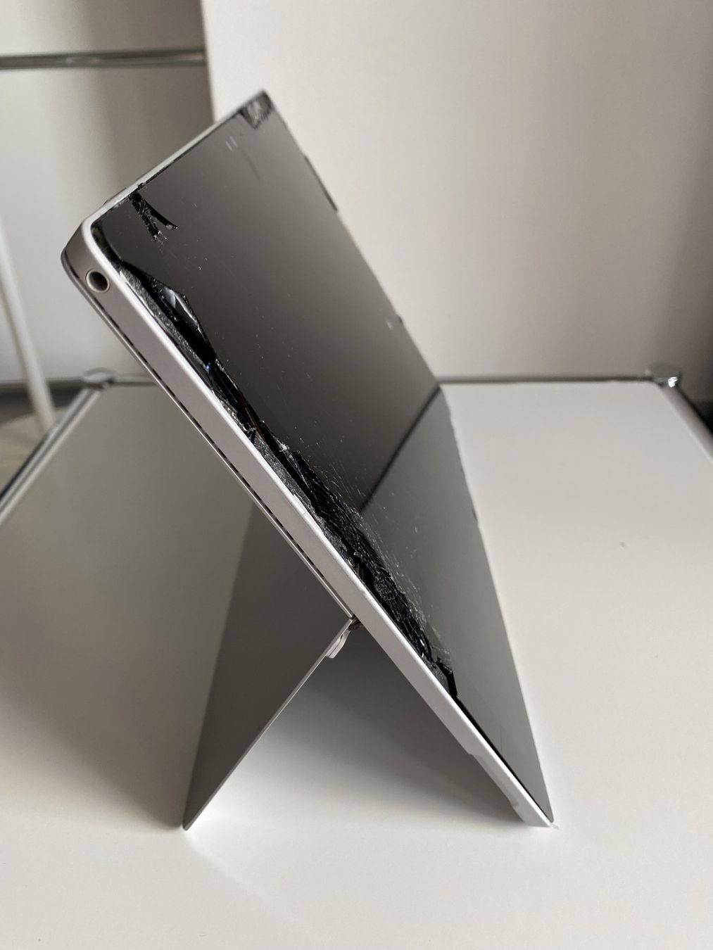 Microsoft Notebooks: Microsoft Surface Pro 4 1724 – Displayschaden defekt – Defekt aus Wetzikon ZH von BackToRetro 3