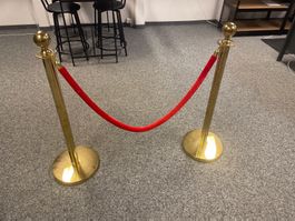 Absperrständer mit rotem Samtseil