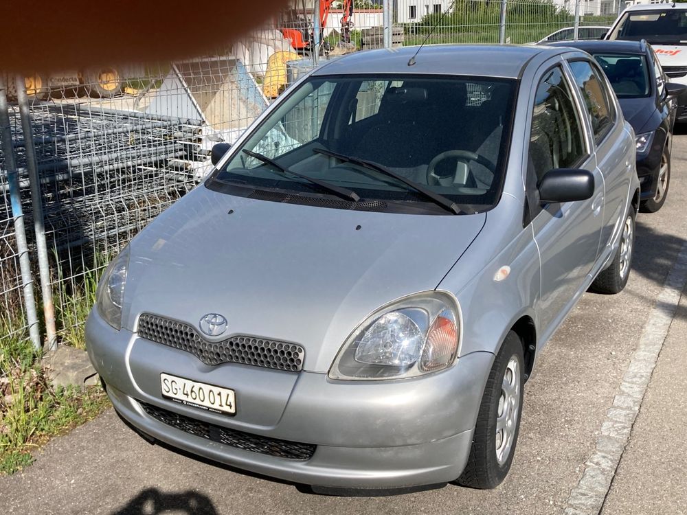 Toyota Yaris 1.3 silber - 5 Türen