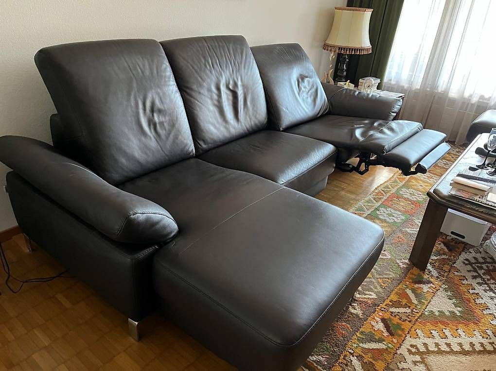 Divani: Ledersofa mit Relaxfunktion & Hocker, top Zustand – Usato da Brüttisellen venduto da phernaus