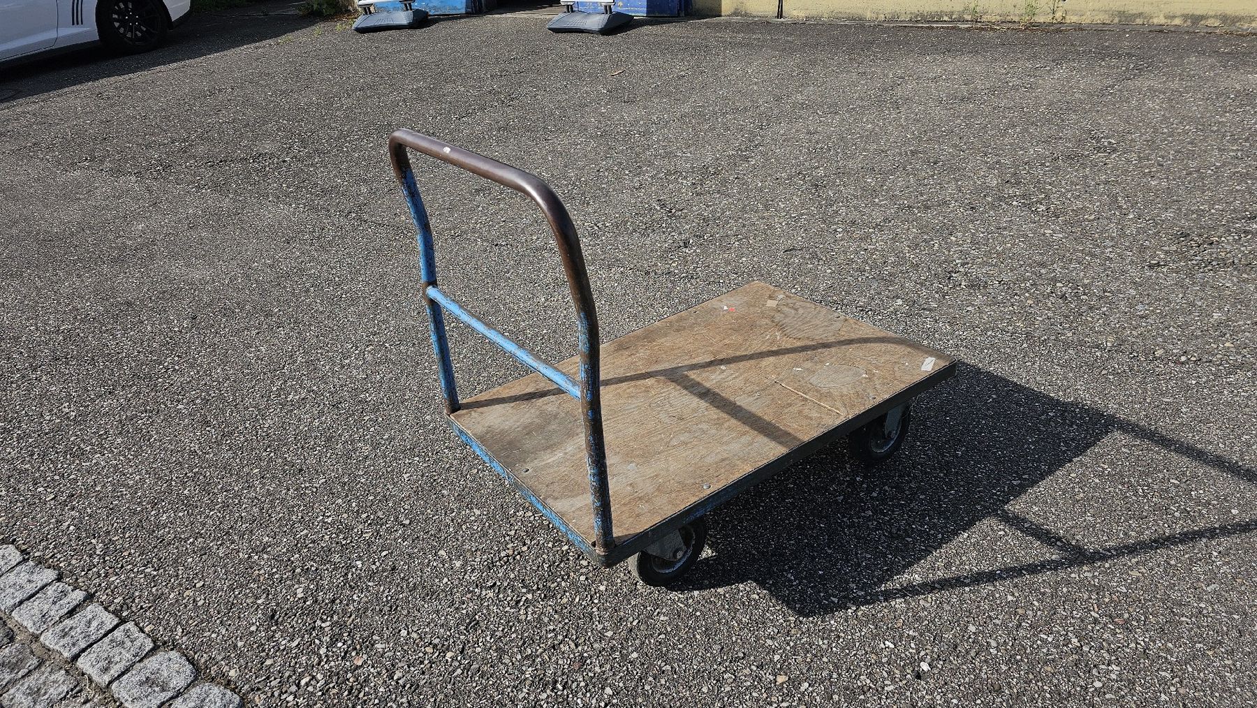 Chariots de transport: Plattformwagen mit Holzplatte 105x70cm – D'occasion à Koppigen par Bracher_Mail-House 1
