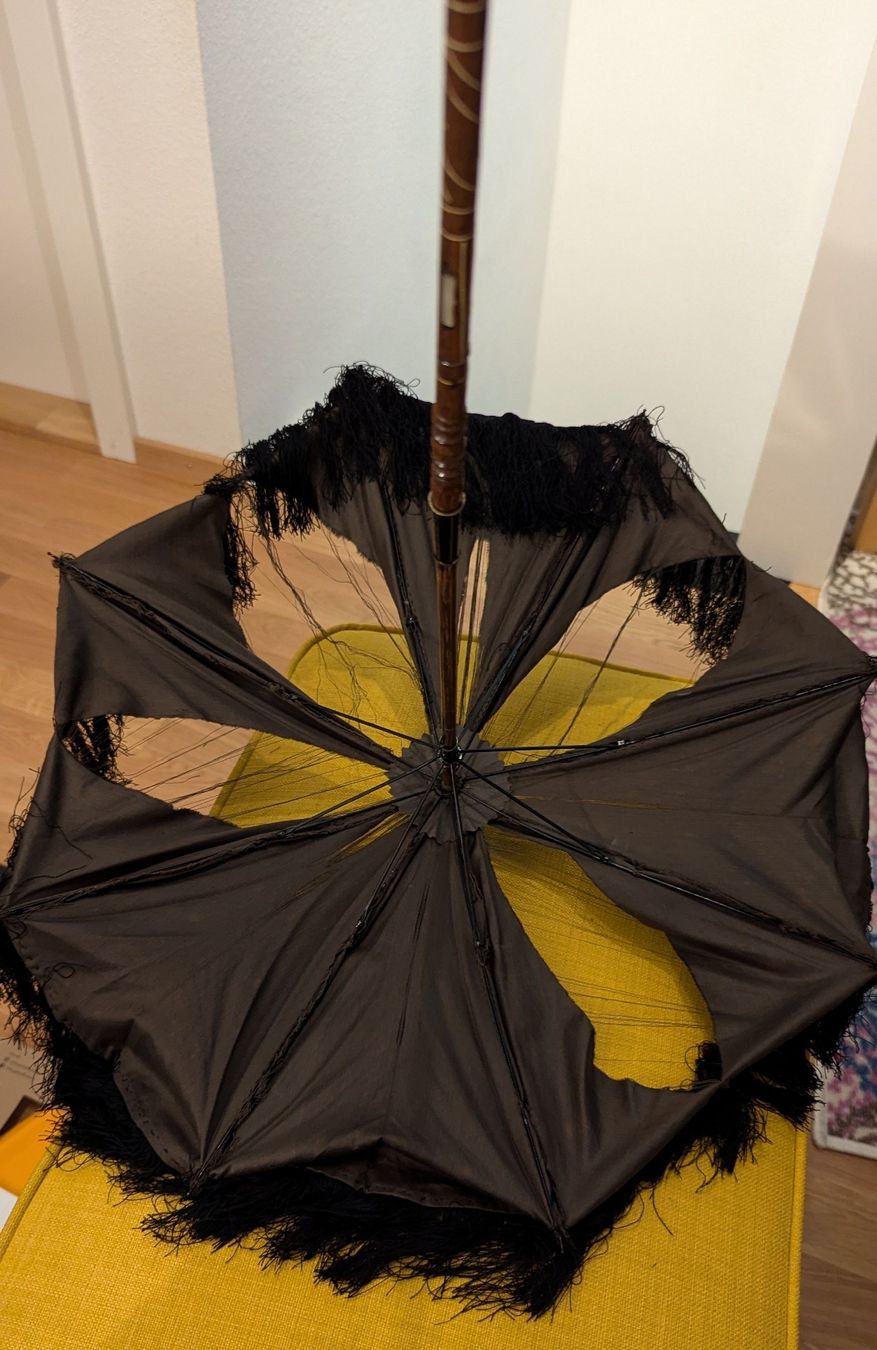 Ombrelloni: Antiker Sonnenschirm Parasol Dekoschirm mit Fransen – Difettoso da Basel venduto da Efnisien